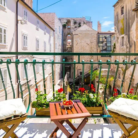 Apartment The Palace Collection In Centre Split