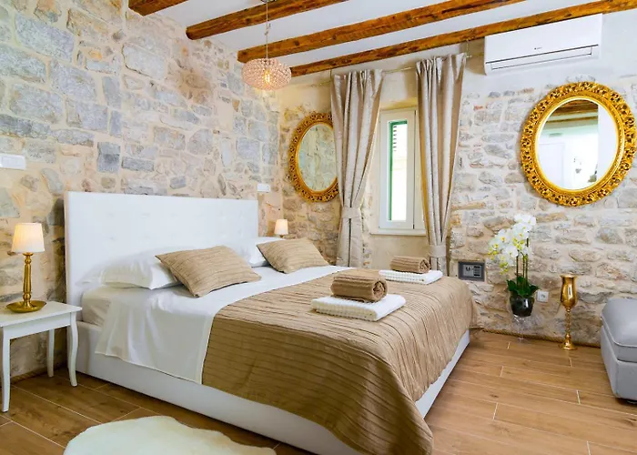 Apartment The Palace Collection In Centre Split