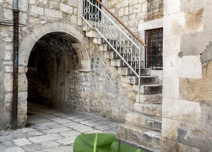 The Palace Collection In Centre *