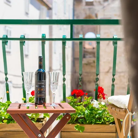 The Palace Collection In Centre *