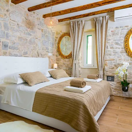 Apartment The Palace Collection In Centre Split