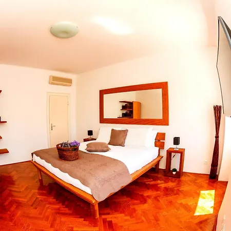 The Palace Collection In Centre Apartment Split