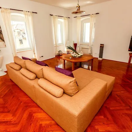 The Palace Collection In Centre Apartment
