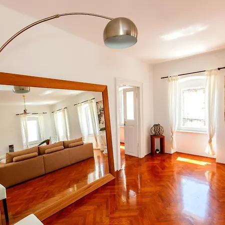 Apartment The Palace Collection In Centre Split