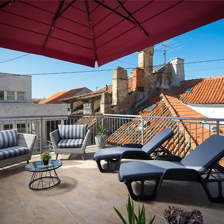 The Palace Collection In Centre *