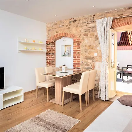 Apartment The Palace Collection In Centre Split